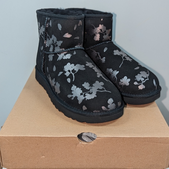 UGG CLASSIC MINI FLORAL FOIL BOOTS-Color BLACK SIZE 7.0 - Picture 3 of 8